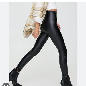 Aritzia Wilfred Daria faux leather leggings.